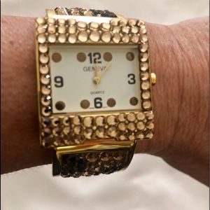 All Swarovski crystals animal print watch.( gold)